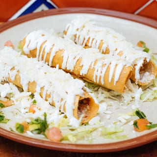 Flautas de Pollo o Papa (Chicken or Potato)