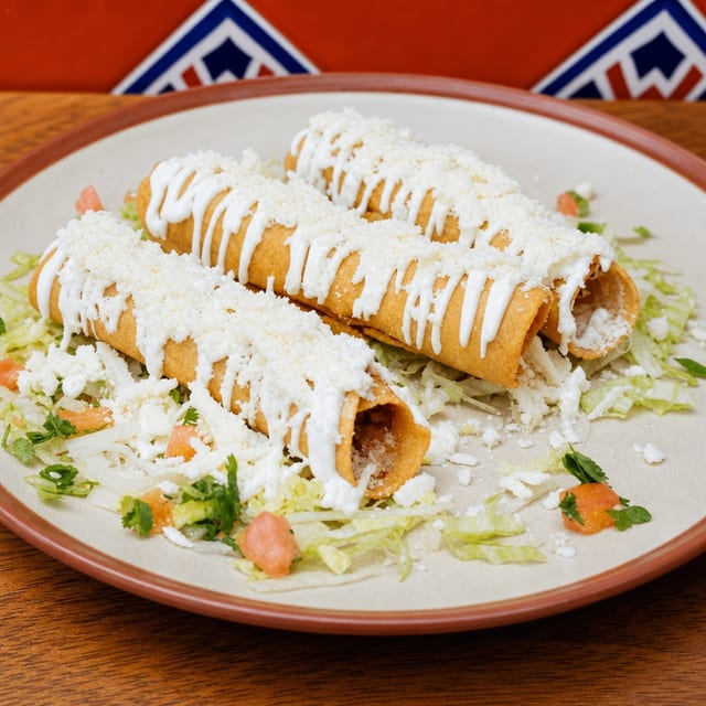 Flautas de Pollo o Papa (Chicken or Potato).