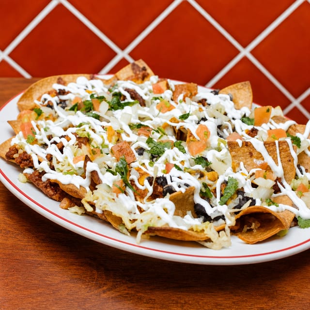 Nachos de Pollo (Chicken Nachos).