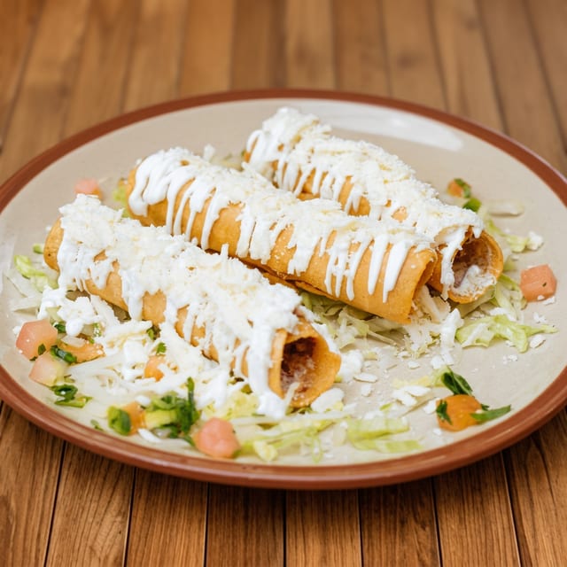 Flautas de Pollo o Papa (Chicken or Potato).